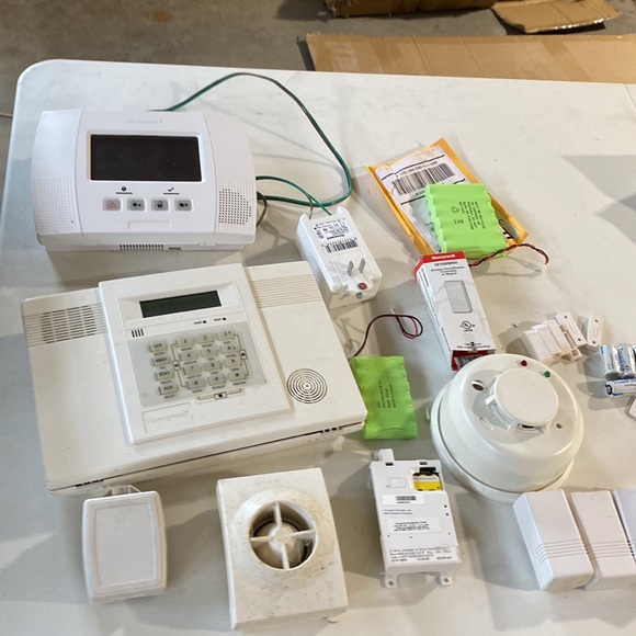 Honeywell lynxr /l  and l5000 touch alarm system - Picture 3 of 3